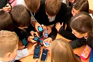 Большинство российских родителей покупает детям смартфоны