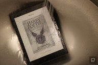 Читалку Kobo Aura One можно использовать под водой