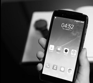 Титановый корпус смартфона Uhans U300 покрыт кожей
